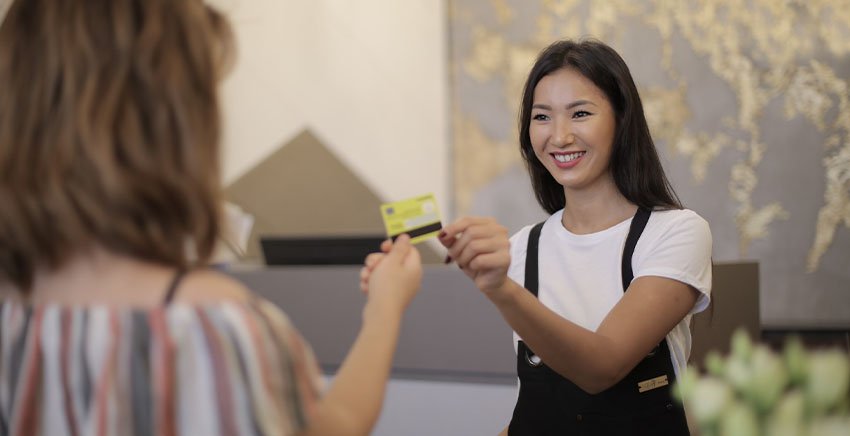 person giving credit card to the cashier